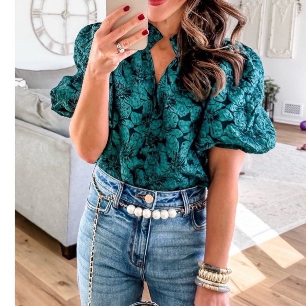 Brocade fancy top. Adorable puffy sleeves. V-neck special occasion.⭐️